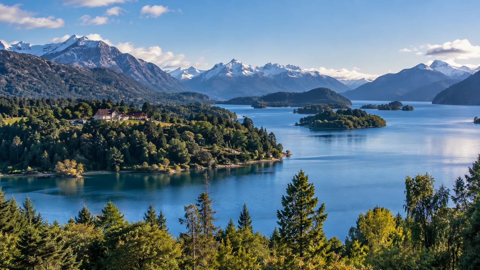 Inseln und Andengipfel am Nahuel-Huapi-See bei Bariloche, Argentinien