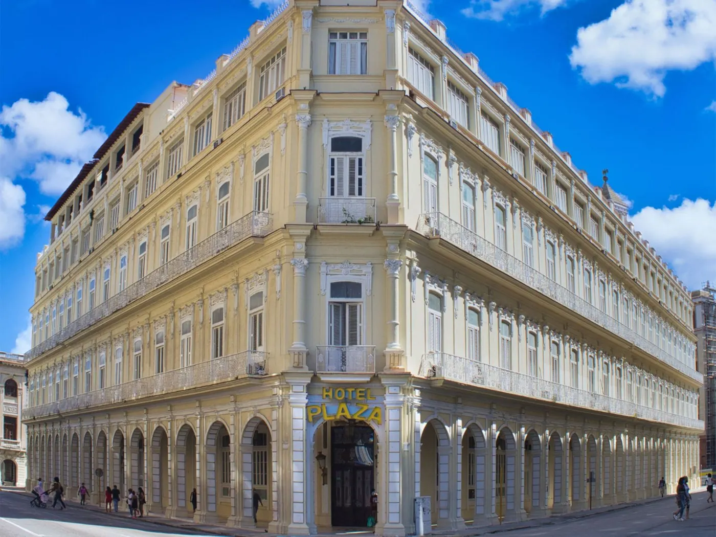 Hotel Plaza, the facade